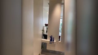 不規則なデザインのインターネット有名人の湖、壁に掛けられた全身鏡、不規則な壁