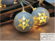 家のクリスマスの照明は導かれる吊り下げ式のプラスチック屋外を掛ける木を飾る