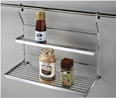 環境友好的な現代台所は金属の壁掛けの香辛料用の棚に棚に置く