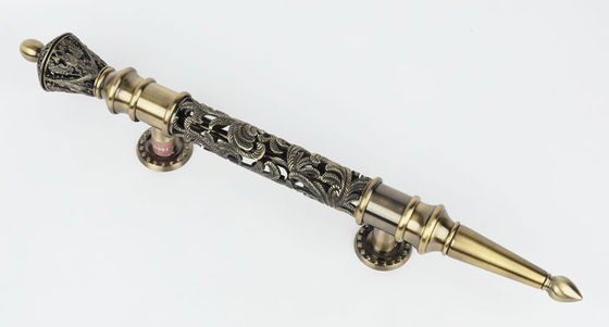 台所型のドア ハードウェア引きのハンドルは外的な食器棚の花のOpenworkパターン24Kを引っ張る