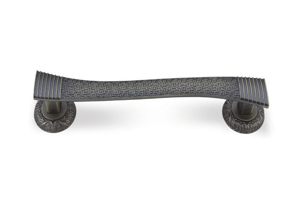 旧式で装飾的な食器棚のドアは色をめっきする3.5インチABを引っ張る