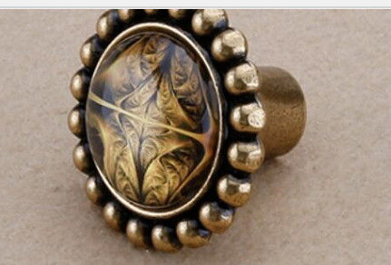 直径の家具は極度な印象の金の壁色および良く黄色いコーヒー色を扱う